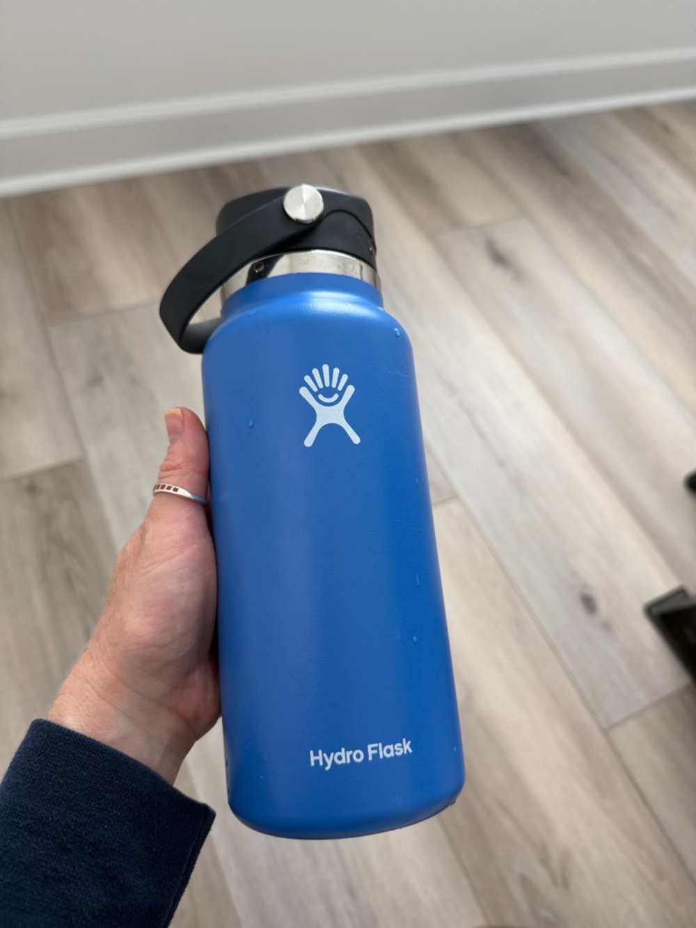 Hydro Flask Bright Blue Insulated Water Bottle with Carry straw lid
